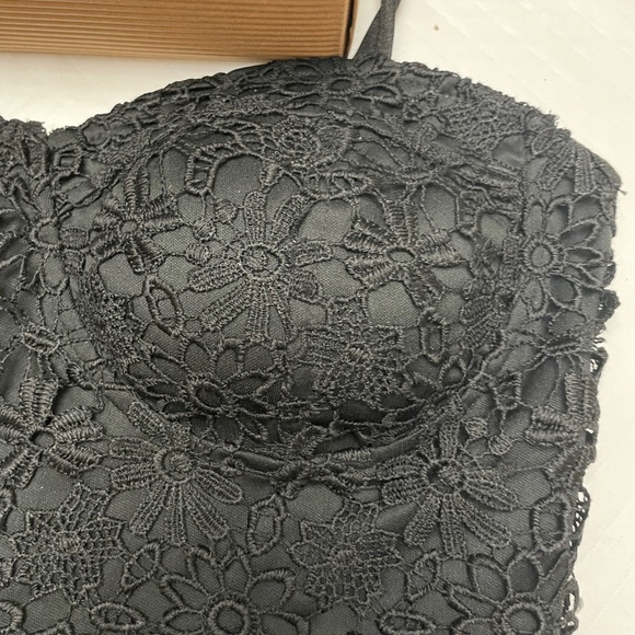 Large Black Lacey Bra. Zippered Back Closure. Adjustable Straps. - Picture 4 of 8